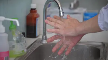 5 moments for hand hygiene in dental clinics