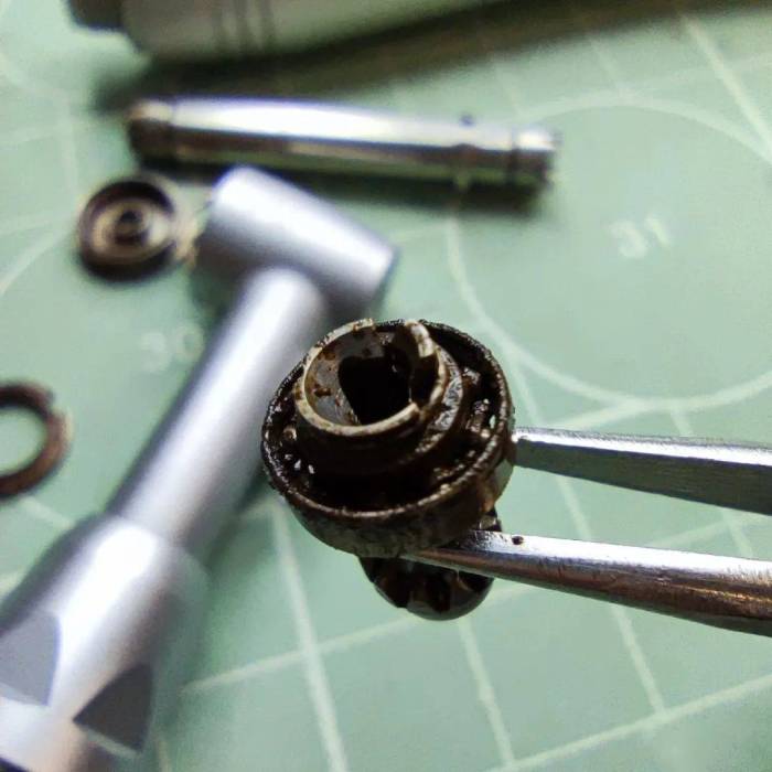 Oxidized internal parts of the dental handpiece